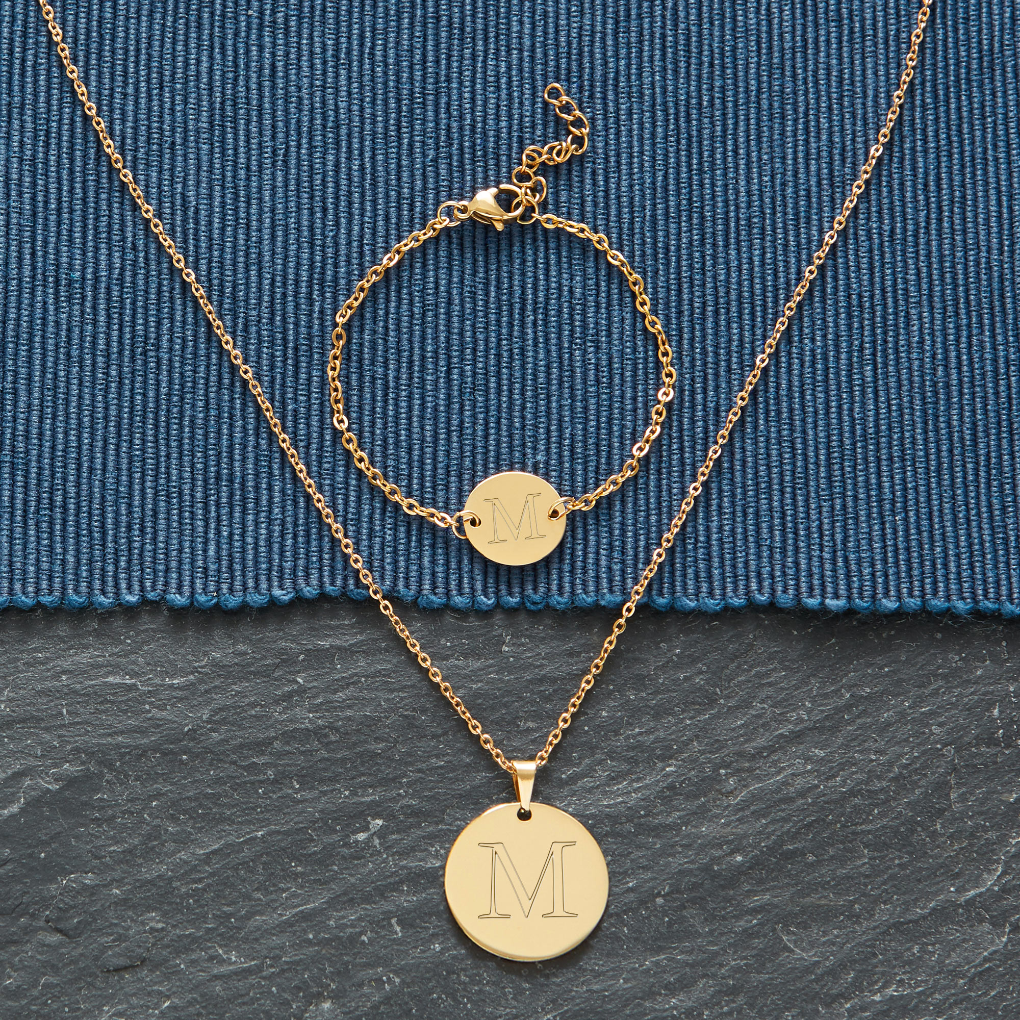 Set - Kette und Armkettchen mit rundem Anhänger - Initial - Gold