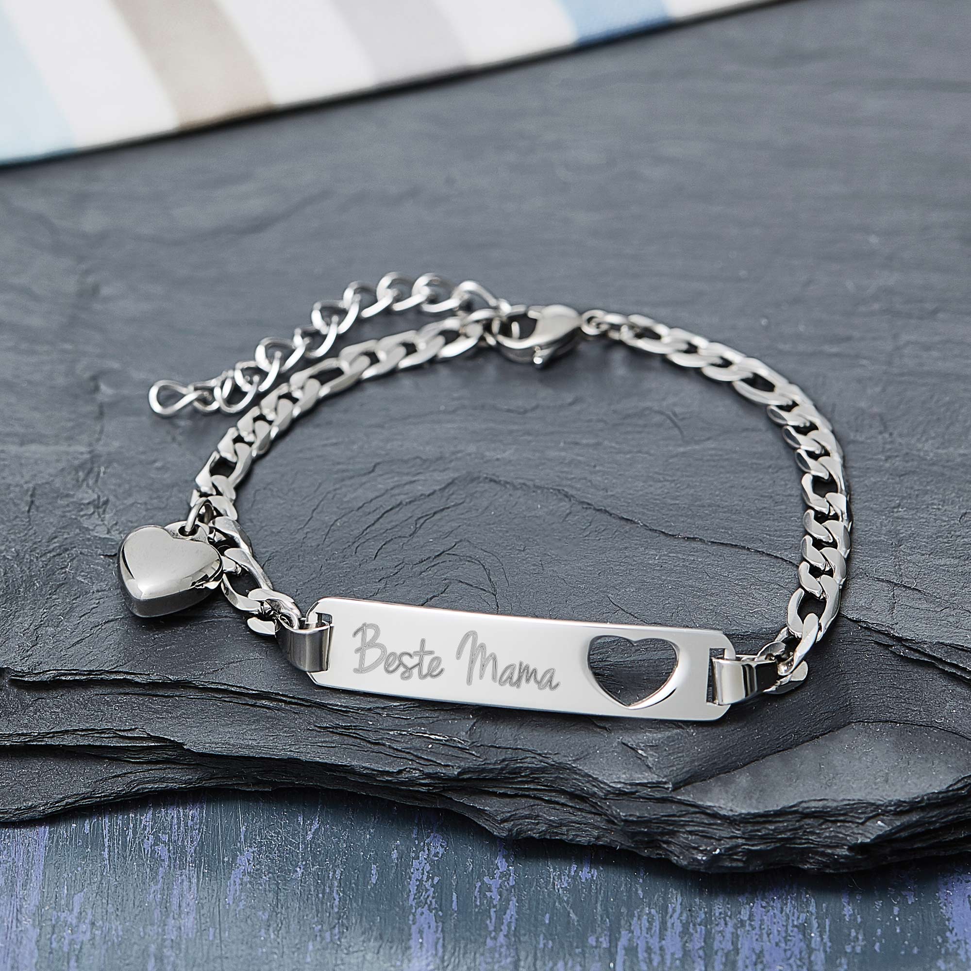 Silber Armband mit Gravur als Muttertagsgeschenk, Damenarmband aus Edelstahl für Beste Mama, graviertes Armkettchen mit ausgestanztem Herz für Mutti