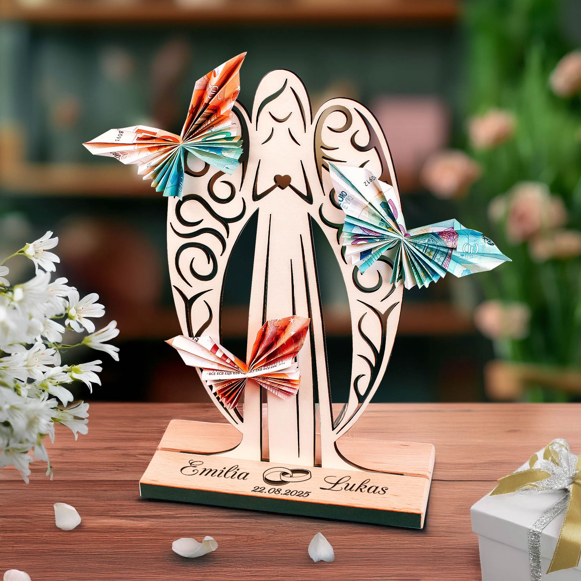 Großer Holz Geldengel mit Gravur zur Hochzeit - Ringe