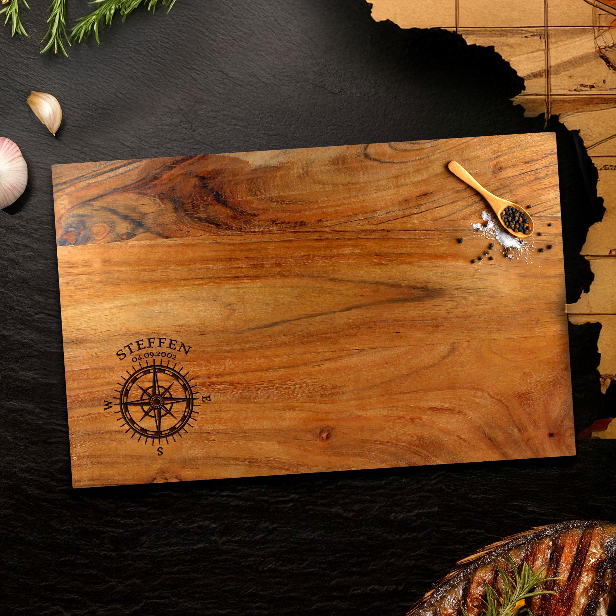 Schneideblock Akazie mit Griffmulden - Kompass Gravur