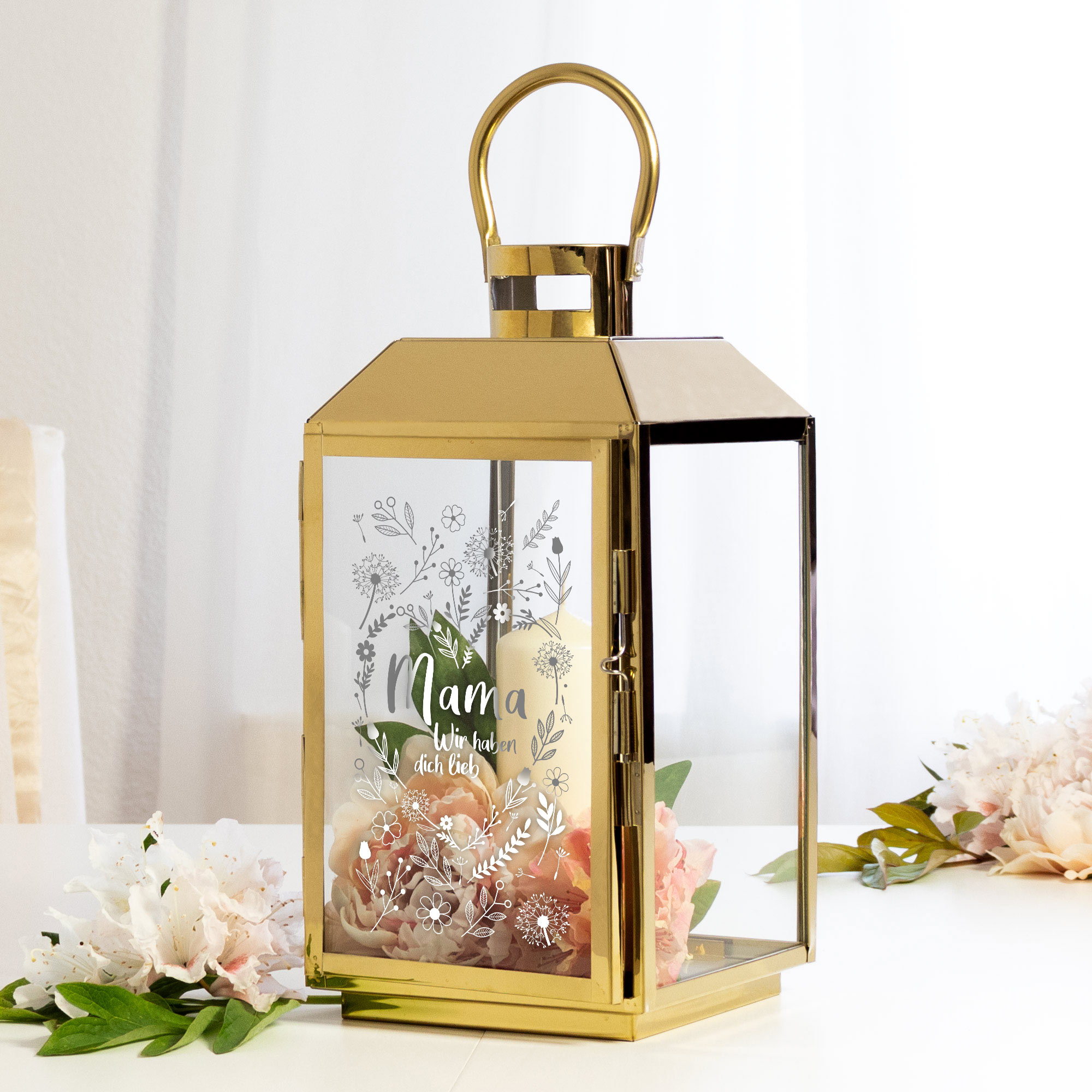 Die goldene Laterne mit Gravur - Blumenherz für Mama ist eine Outdoor Dekoration für draußen, wetterfest, als Windlicht ein tolles Muttertagsgesche