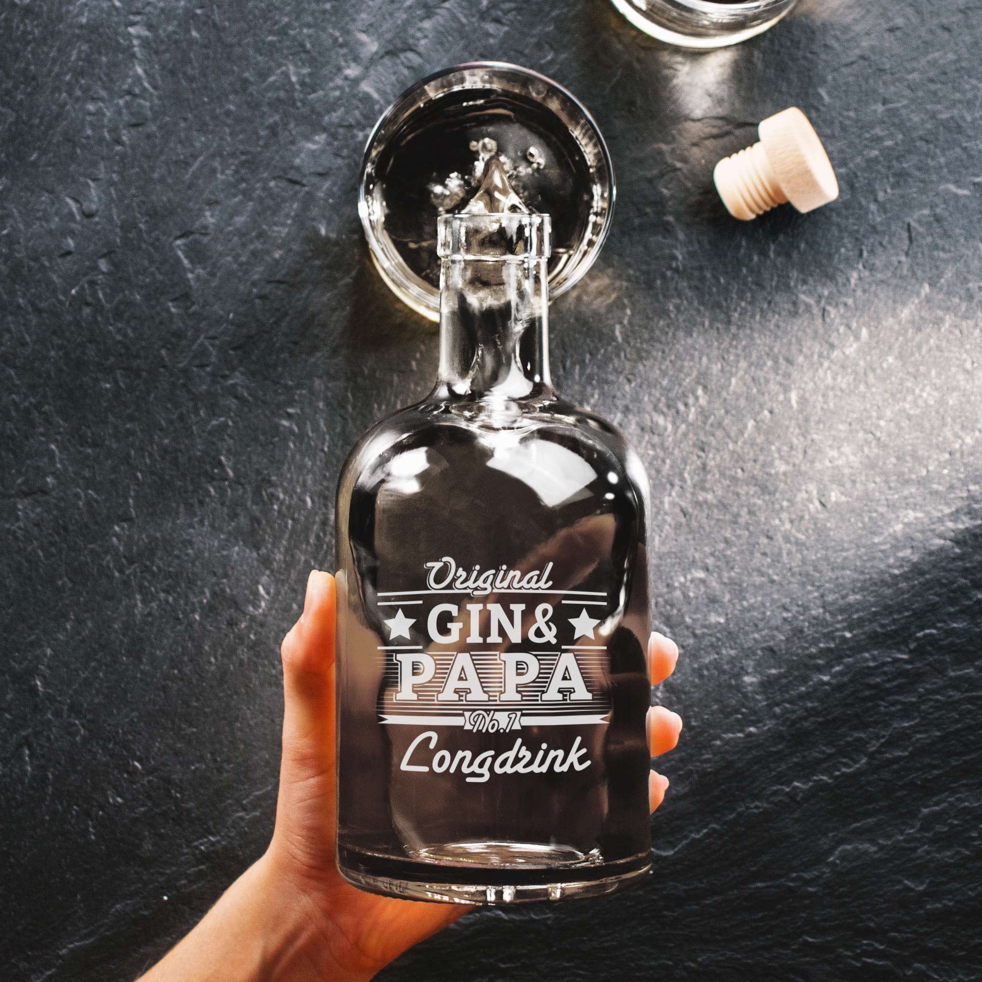 Deko Gin Flasche mit Gravur für Papa, gravierte Glaskaraffe mit Deckel als Vatertagsgeschenk, Glas Karaffe mit Ginmotiv, Glasflasche Füllmenge 700 m