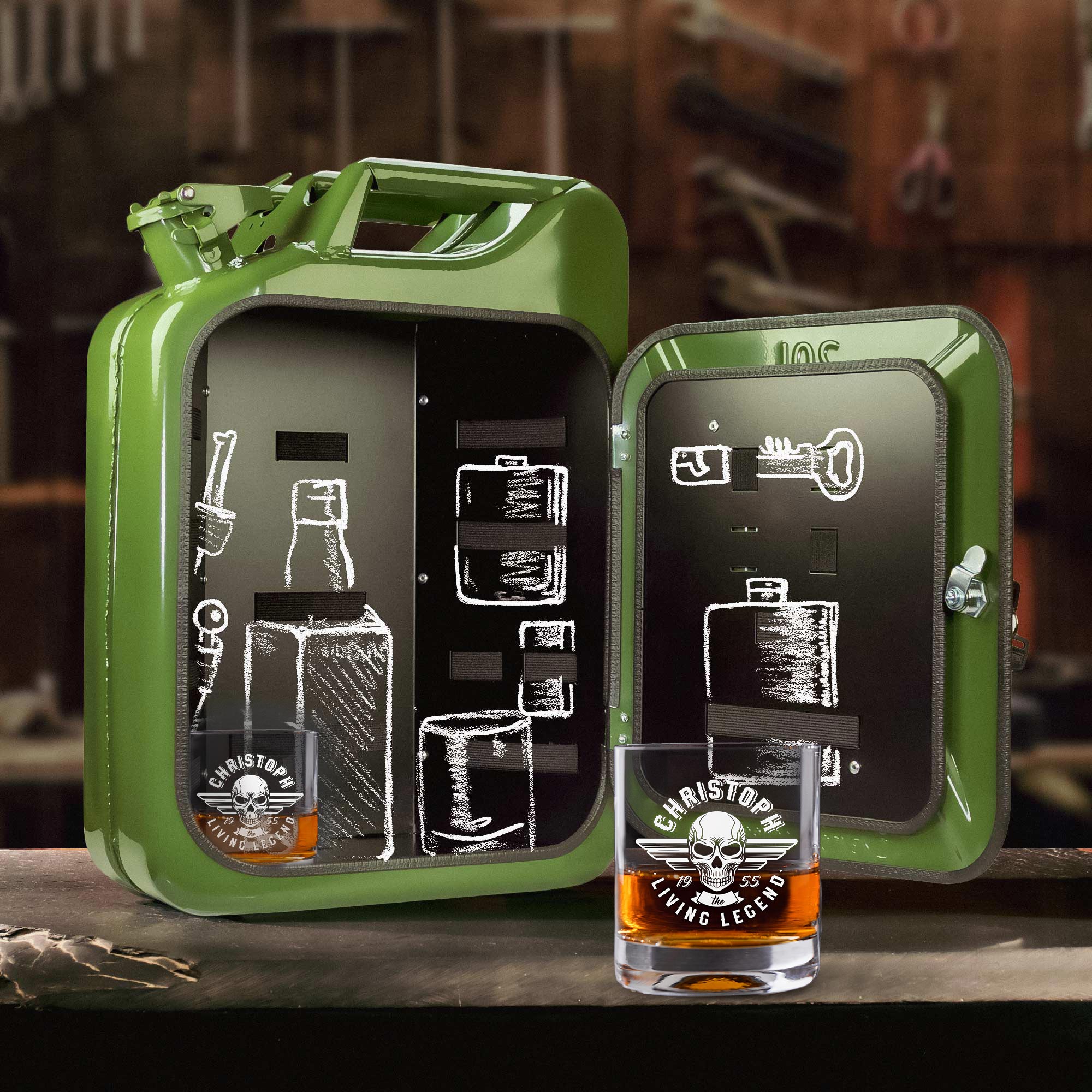 Grüne Minibar im Kanister mit 2 Whiskygläsern - Totenkopf Gravur