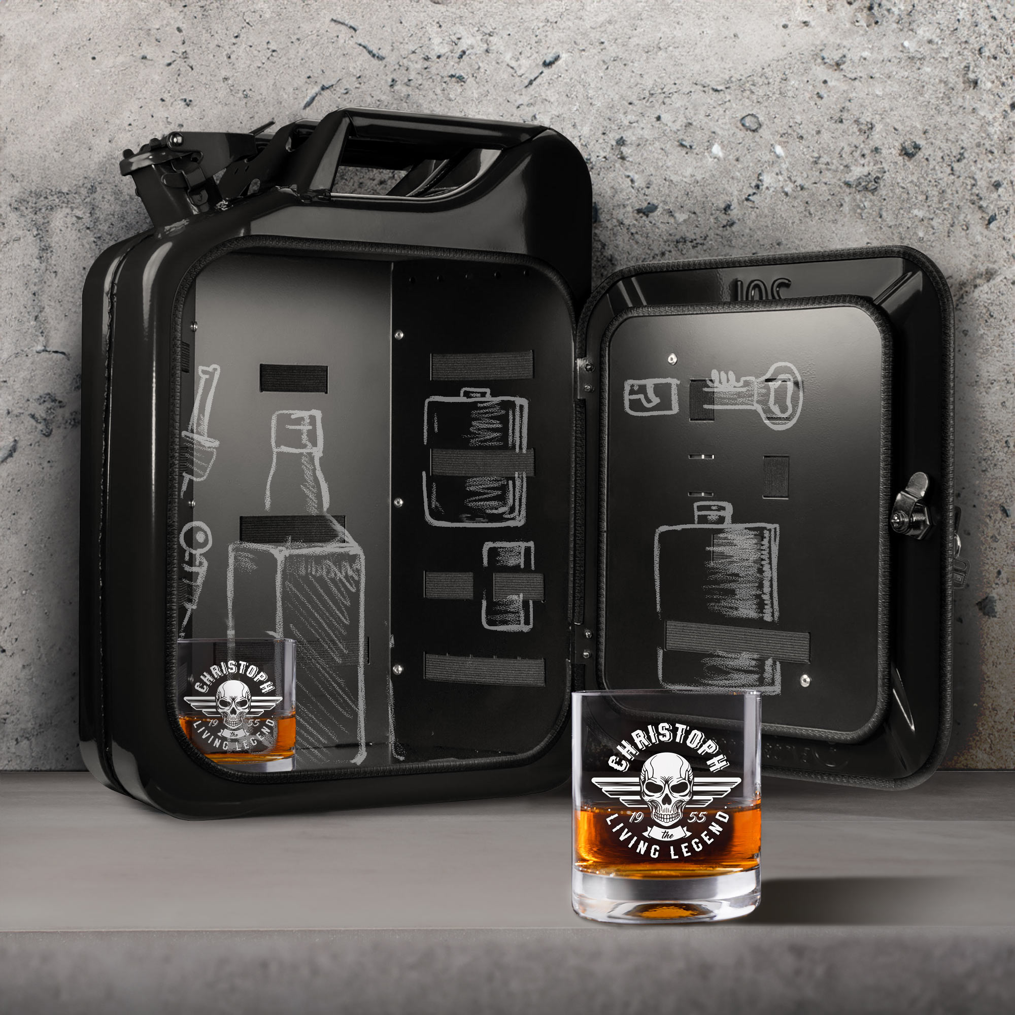 Schwarze Minibar im Kanister mit 2 Whiskygläsern - Totenkopf Gravur