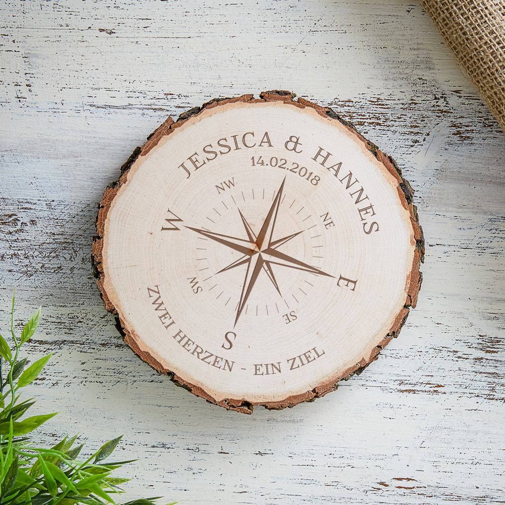 Baumscheibe mit Gravur Kompass für Paare - Personalisiert
