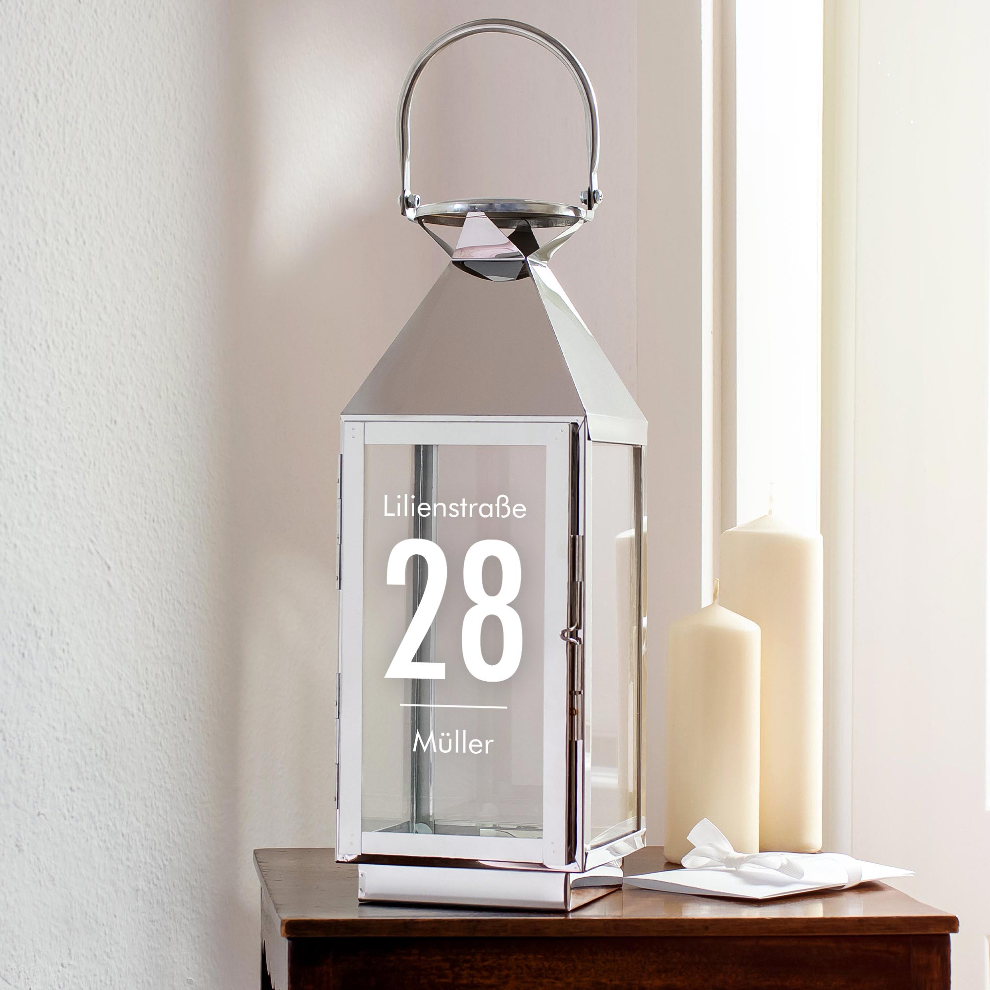 Personalisierte Silber Laterne mit moderner Gravur - Name und Adresse