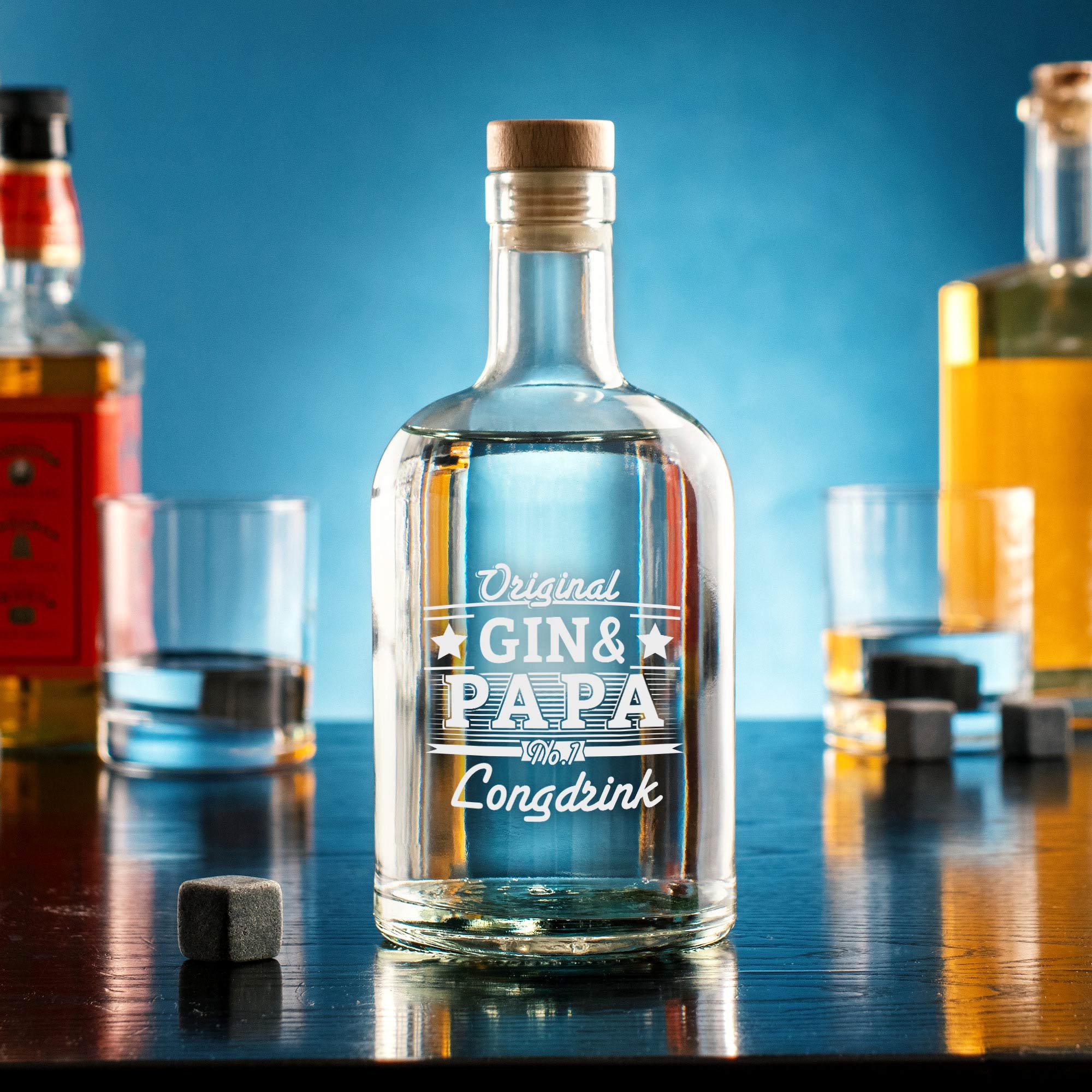 Deko Gin Flasche mit Gravur für Papa, gravierte Glaskaraffe mit Deckel als Vatertagsgeschenk, Glas Karaffe mit Ginmotiv, Glasflasche Füllmenge 700 m