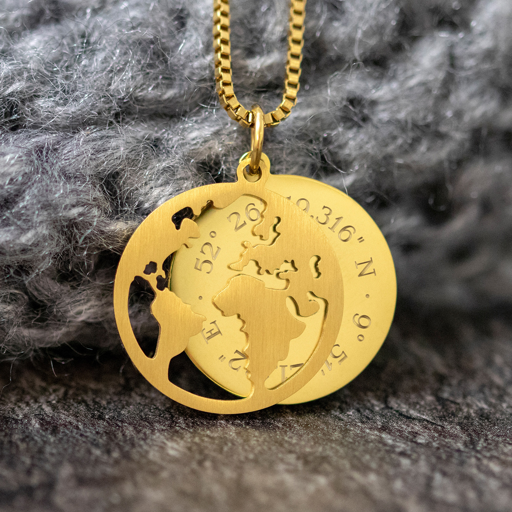 Halskette mit Gravur - Globus und Geokoordinaten - Gold - Personalisiert