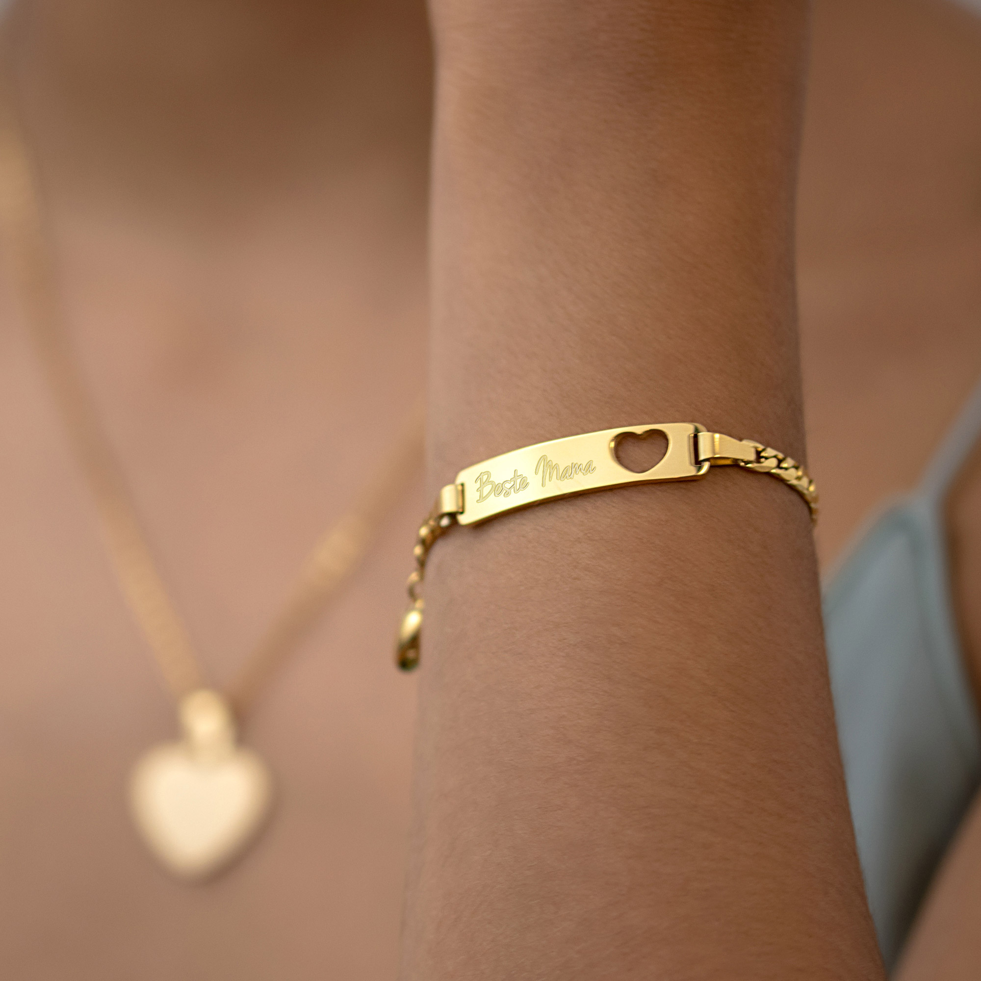 Gold Armband mit Gravur für Beste Mama - Herzstanze